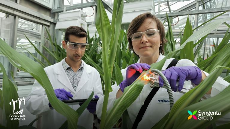 Syngenta Angajator de top in Agricultura - Cercetătoare cu eprubetă în seră, bărbat în halat alb în fundal